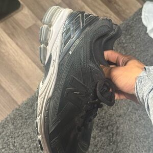 New Balance Men's Black and Gray Athletic Shoes